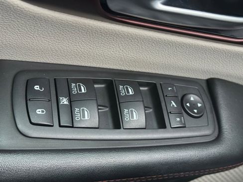 Used 2019 Chrysler Pacifica Limited image 19