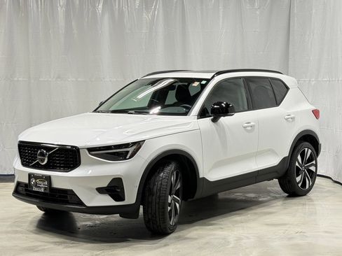 Used 2024 Volvo XC40 B5 Ultimate w/ Protection Package Premier image 3