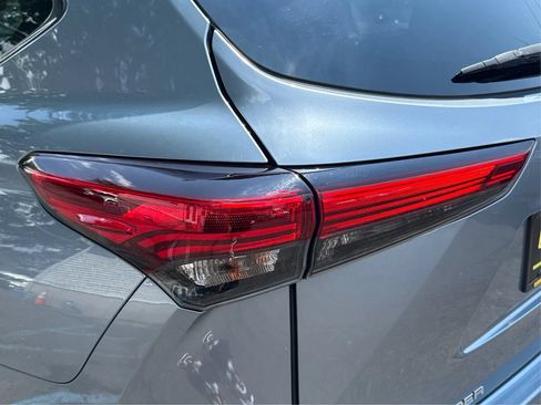 Used 2021 Toyota Highlander XLE AWD/4WD image 26