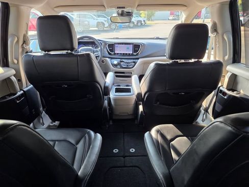 Used 2023 Chrysler Pacifica Touring-L FWD image 36