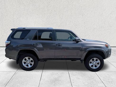 Used 2017 Toyota 4Runner SR5 AWD/4WD image 2