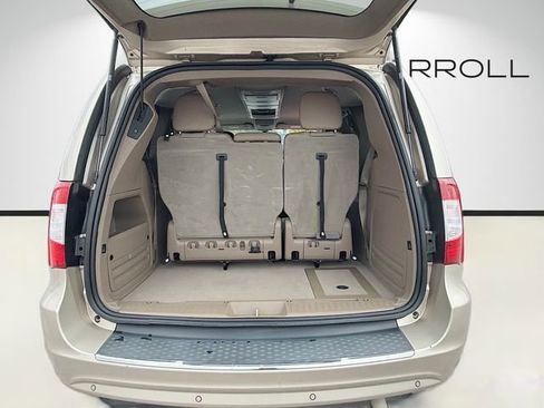 Used 2015 Chrysler Town & Country Touring image 12