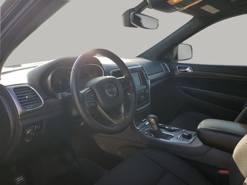 Used 2018 Jeep Grand Cherokee Laredo image 29