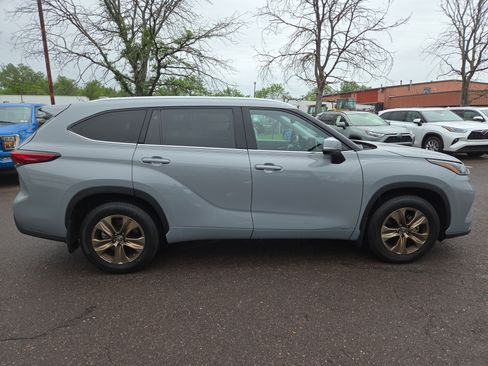 Used 2022 Toyota Highlander Bronze Edition AWD/4WD image 2