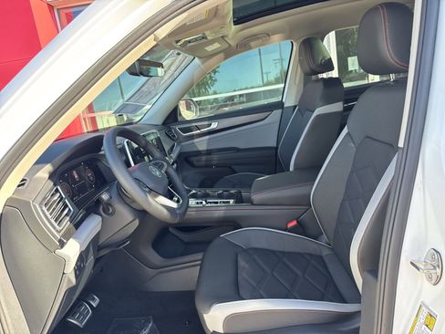 New 2026 Volkswagen Atlas Peak Edition image 9
