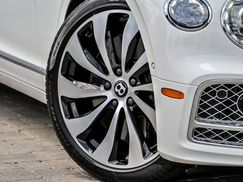 Used 2024 Bentley Flying Spur V8 AWD/4WD image 3