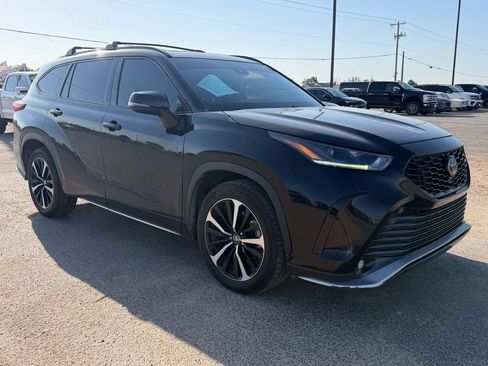 Used 2022 Toyota Highlander XSE FWD image 3
