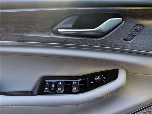 Used 2022 Jeep Grand Cherokee Overland image 15