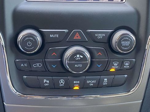 Used 2020 Jeep Grand Cherokee Laredo image 27