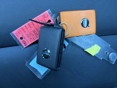 Used 2025 Volvo XC40 B5 Core image 38