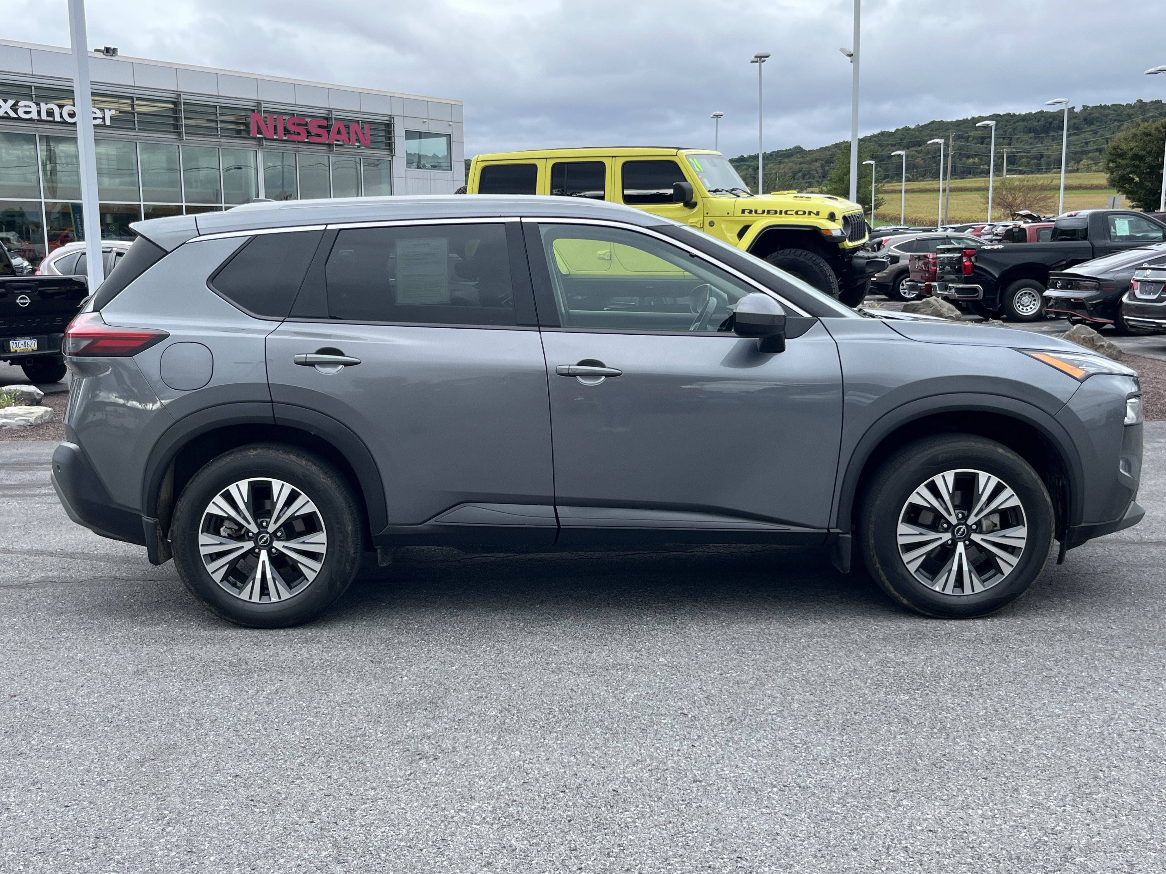 Used 2023 Nissan Rogue SV w/ SV Premium B Package AWD/4WD image 2