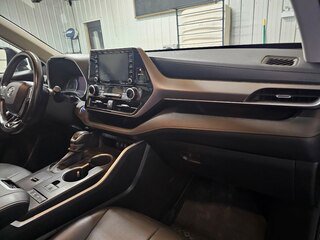 Used 2020 Toyota Highlander XLE AWD/4WD image 9