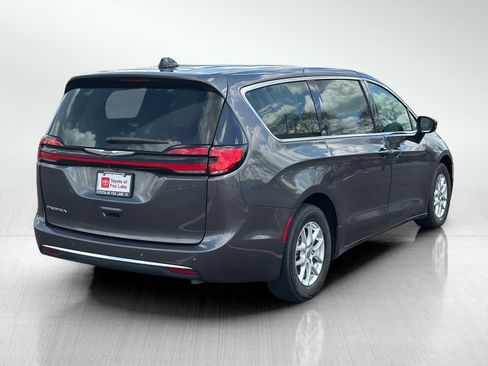 Used 2023 Chrysler Pacifica Touring-L FWD image 7
