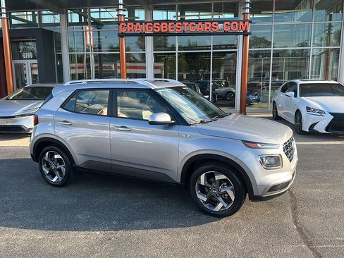 Used 2025 Hyundai Venue SEL FWD image 1