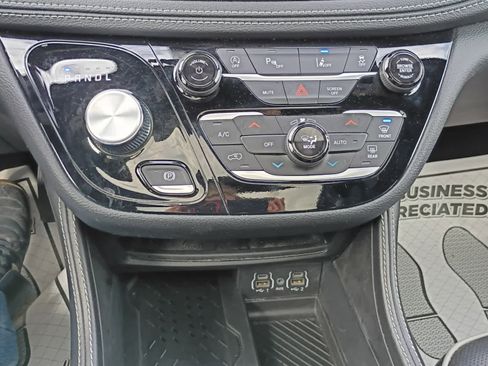 Used 2025 Chrysler Pacifica Limited image 20