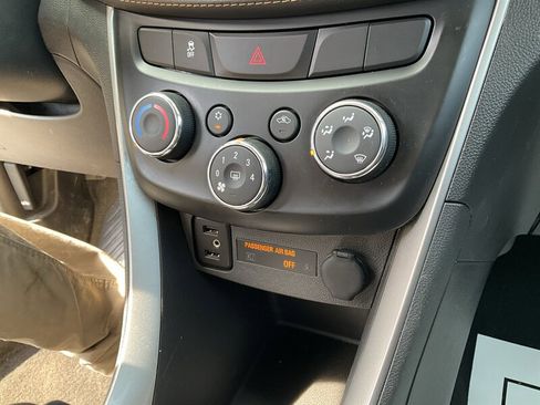 Used 2019 Chevrolet Trax LT w/ LT Convenience Package FWD image 33