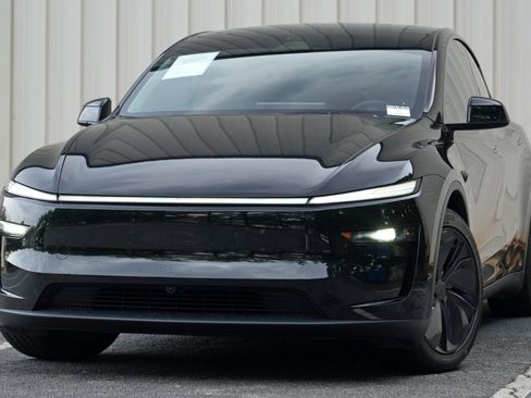Used 2026 Tesla Model Y 2WD image 3