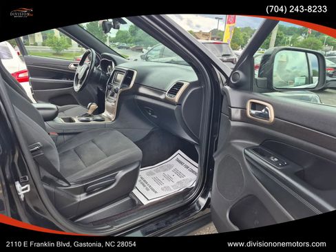Used 2017 Jeep Grand Cherokee Laredo w/ Quick Order Package 23E AWD/4WD image 12