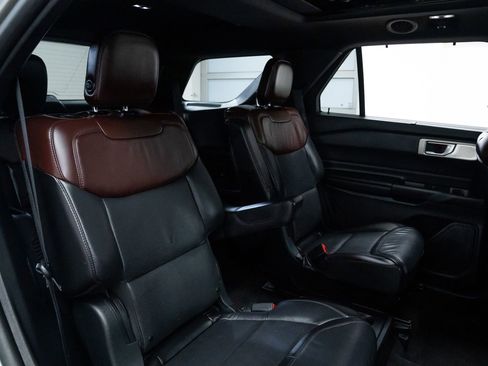 Used 2020 Ford Explorer Platinum w/ Premium Technology Package image 22