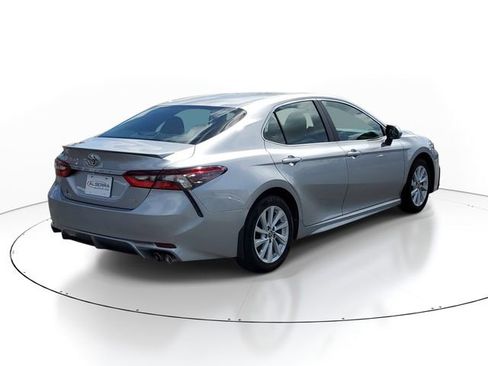 Used 2024 Toyota Camry SE image 4