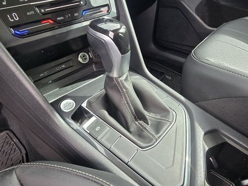 Used 2023 Volkswagen Tiguan SE w/ Panoramic Sunroof Package FWD image 21