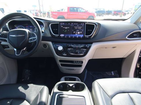 Used 2024 Chrysler Pacifica Touring-L FWD image 38