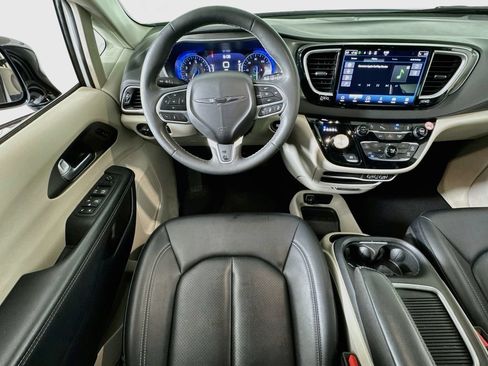 Used 2024 Chrysler Pacifica Touring-L FWD image 22