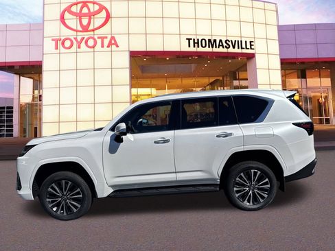 Used 2025 Lexus LX 600 4WD w/ Premium Package image 8