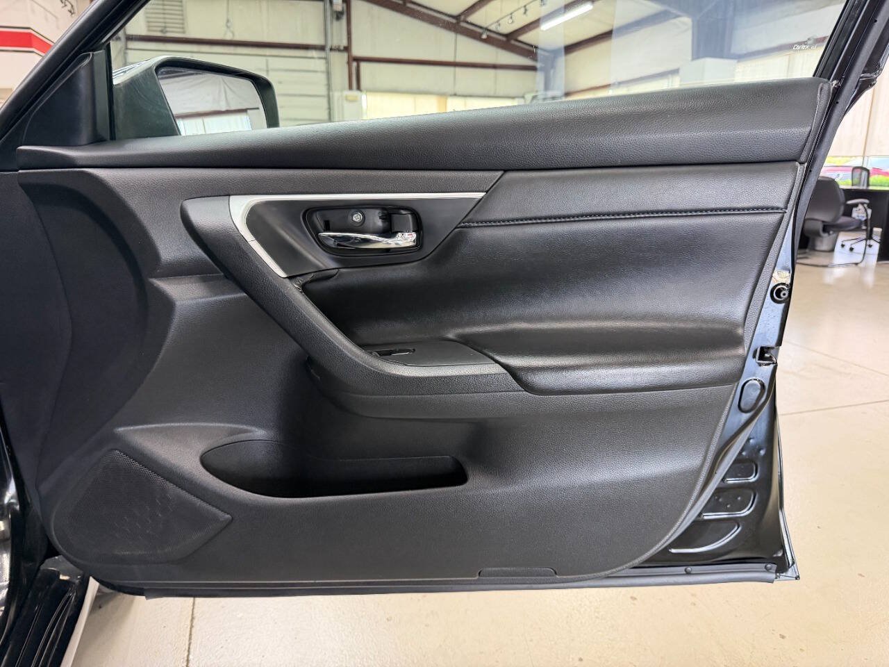 Used 2017 Nissan Altima 2.5 SR w/ Midnight Edition Package FWD image 16