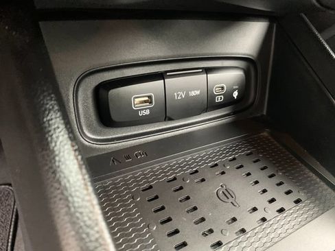 Certified 2023 Hyundai Venue Limited FWD image 22