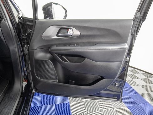 Used 2025 Chrysler Pacifica Select FWD image 18