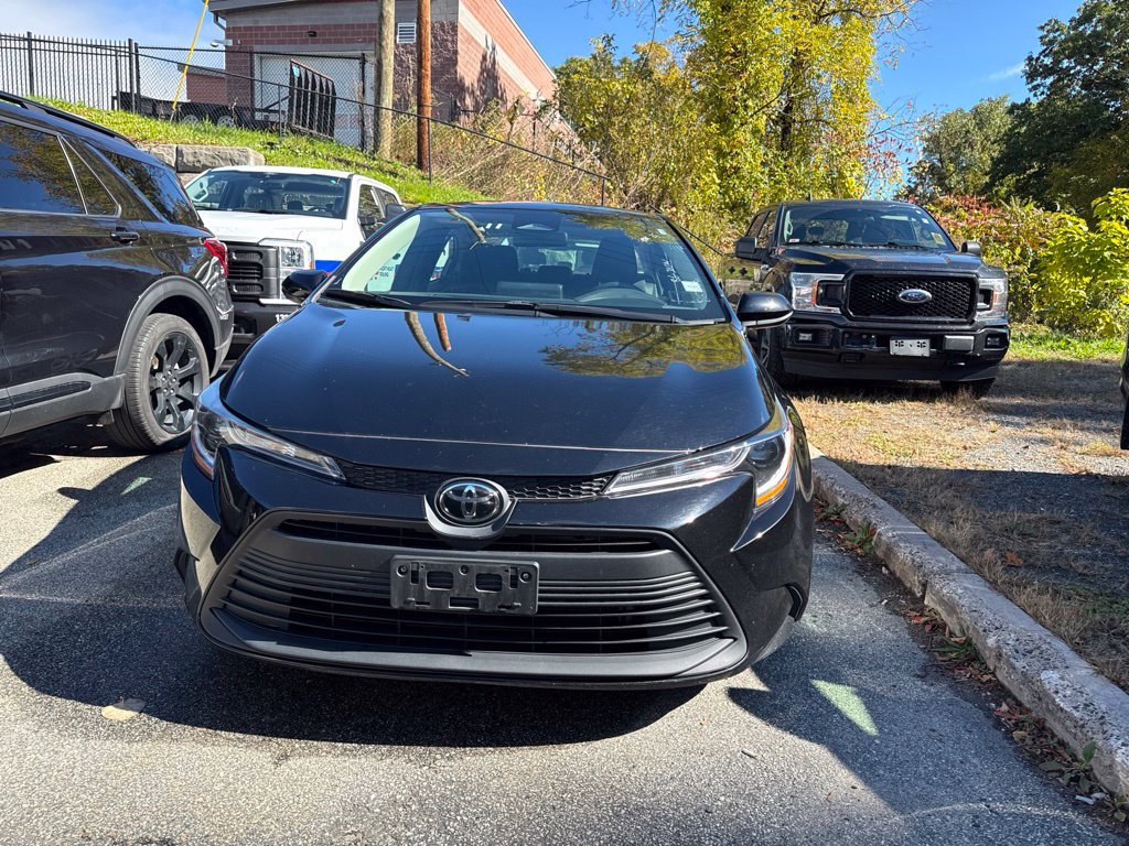 Used 2025 Toyota Corolla LE FWD image 4