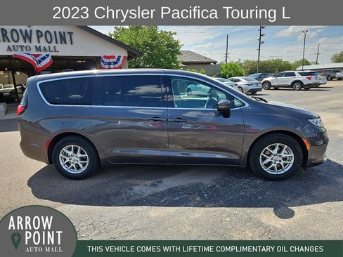 Used 2023 Chrysler Pacifica Touring-L FWD image 13