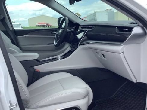 Certified 2023 Jeep Grand Cherokee Overland w/ Luxury Tech Group IV AWD/4WD image 19