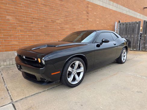 Used 2018 Dodge Challenger R/T RWD image 1