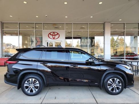Certified 2021 Toyota Highlander XLE image 3