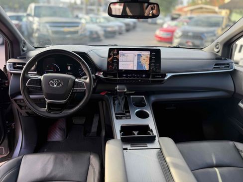 Used 2022 Toyota Sienna XSE w/ XSE Plus Package FWD image 24
