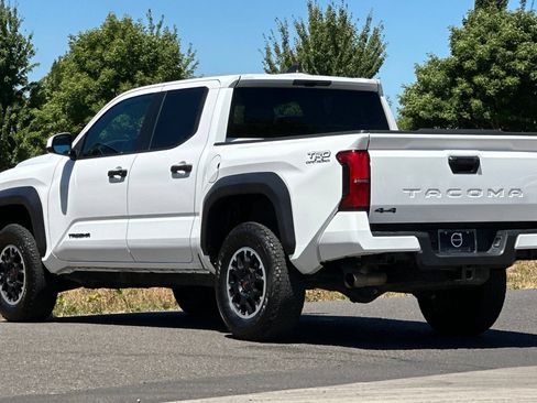Used 2024 Toyota Tacoma TRD Off-Road AWD/4WD image 5