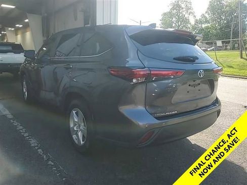 Used 2023 Toyota Highlander LE FWD image 17