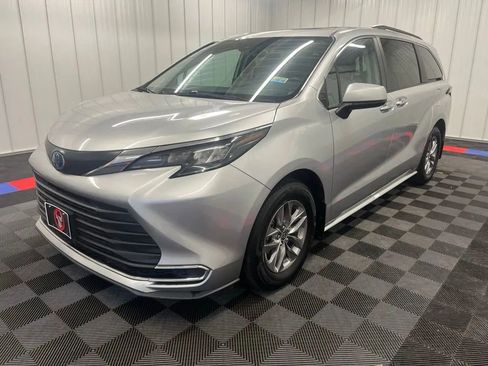 Used 2024 Toyota Sienna XLE FWD image 6