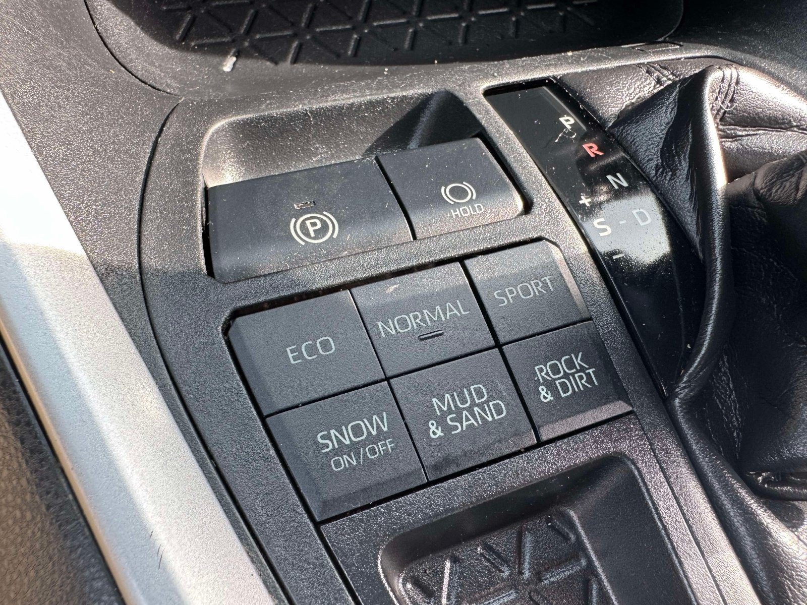 Used 2020 Toyota RAV4 LE w/ All Weather Liner Package AWD/4WD image 31