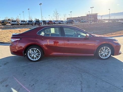 Used 2020 Toyota Camry XLE image 9