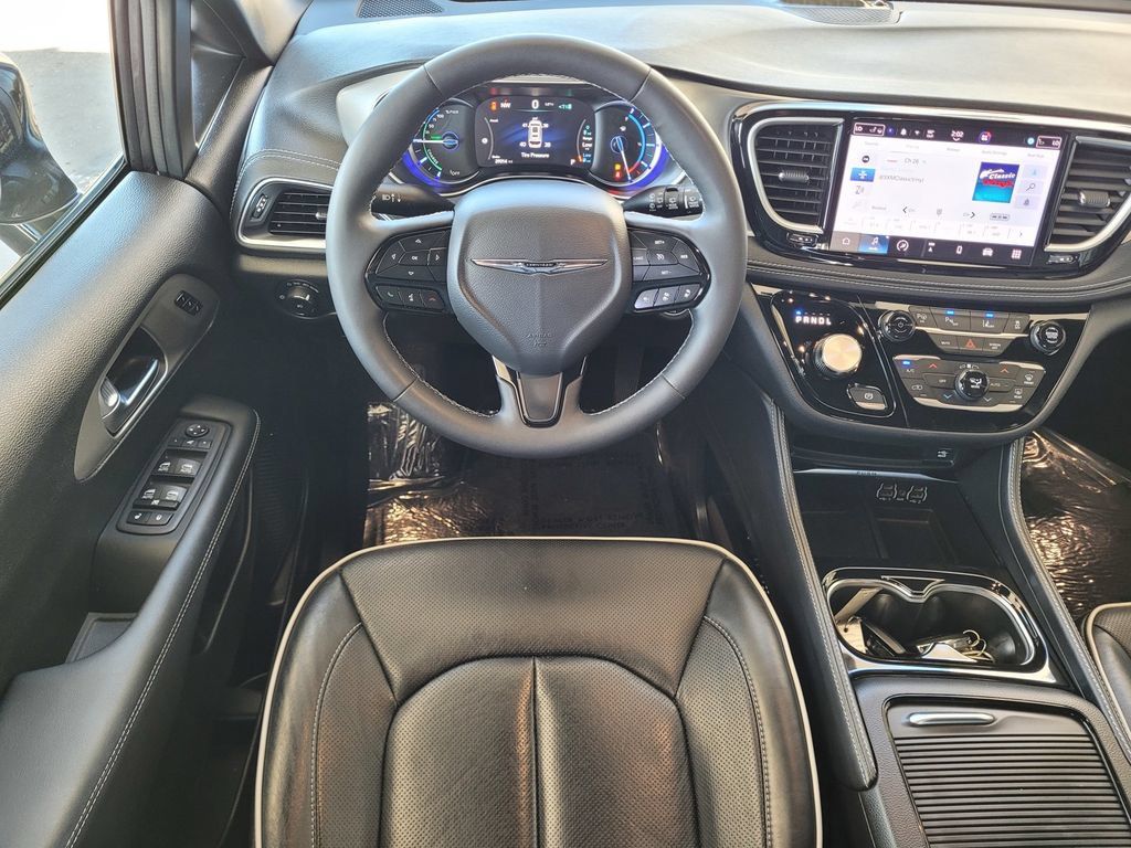 Used 2023 Chrysler Pacifica Limited w/ Uconnect Theater Family Group FWD image 11