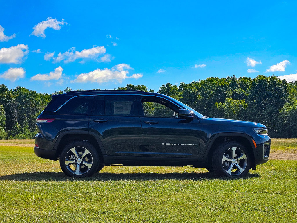 New 2026 Jeep Grand Cherokee Limited w/ Luxury Tech Group II AWD/4WD image 2