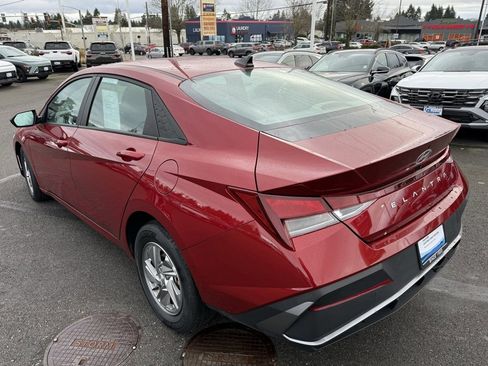 Certified 2025 Hyundai Elantra SE image 3