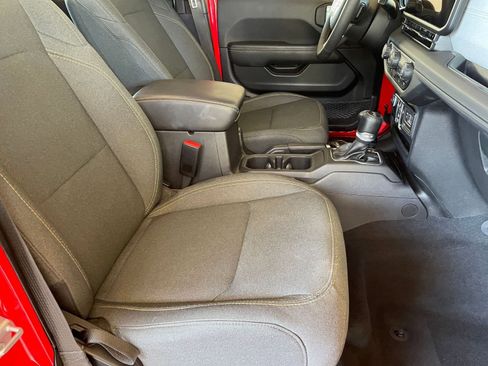 Used 2025 Jeep Wrangler Sahara image 35