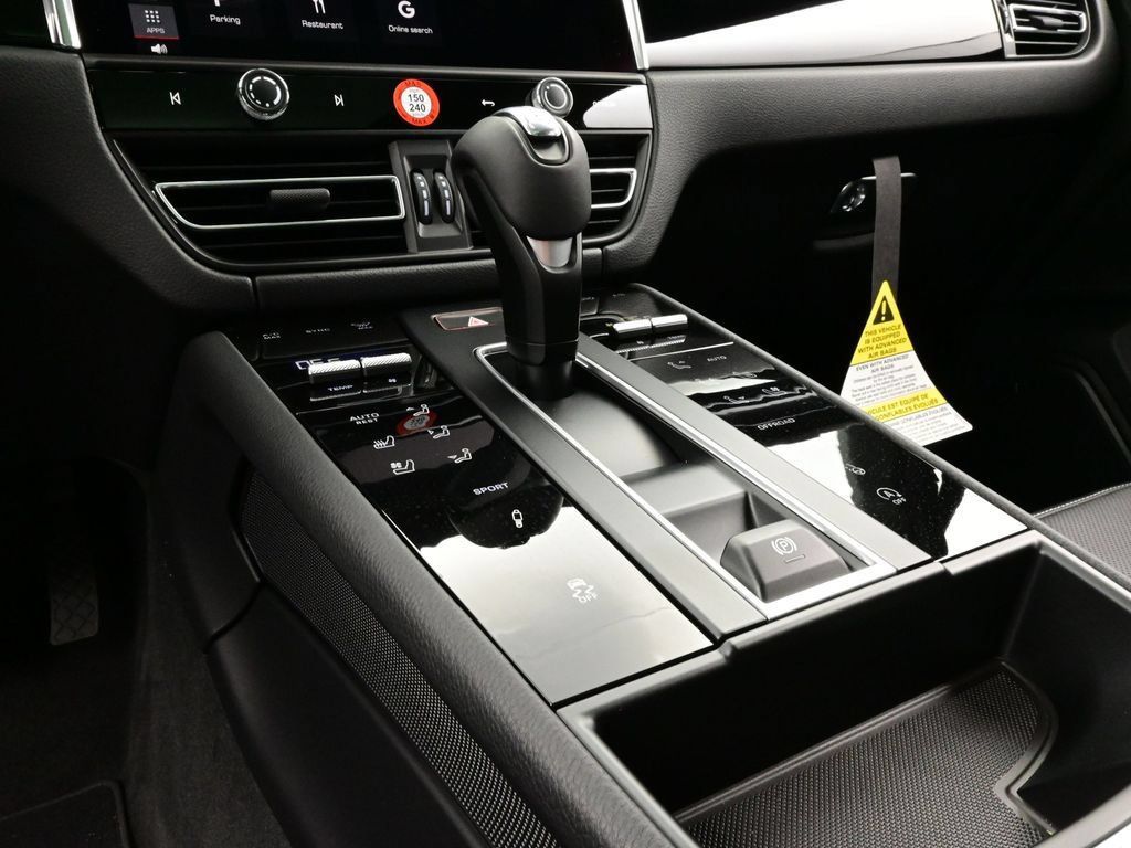 Certified 2026 Porsche Macan AWD/4WD image 11