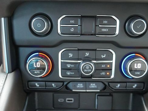 Used 2022 Chevrolet Tahoe LT w/ Luxury Package image 18