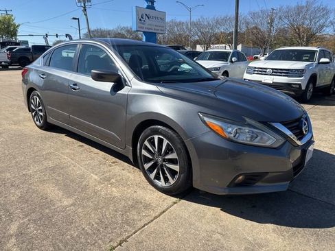 Used 2017 Nissan Altima 2.5 SV FWD image 3