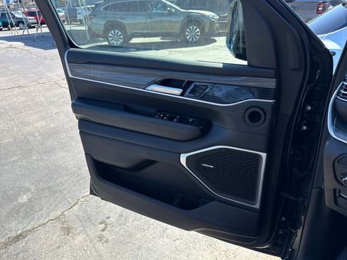 Used 2024 Jeep Wagoneer L Series II w/ Flexible Seating Group image 18